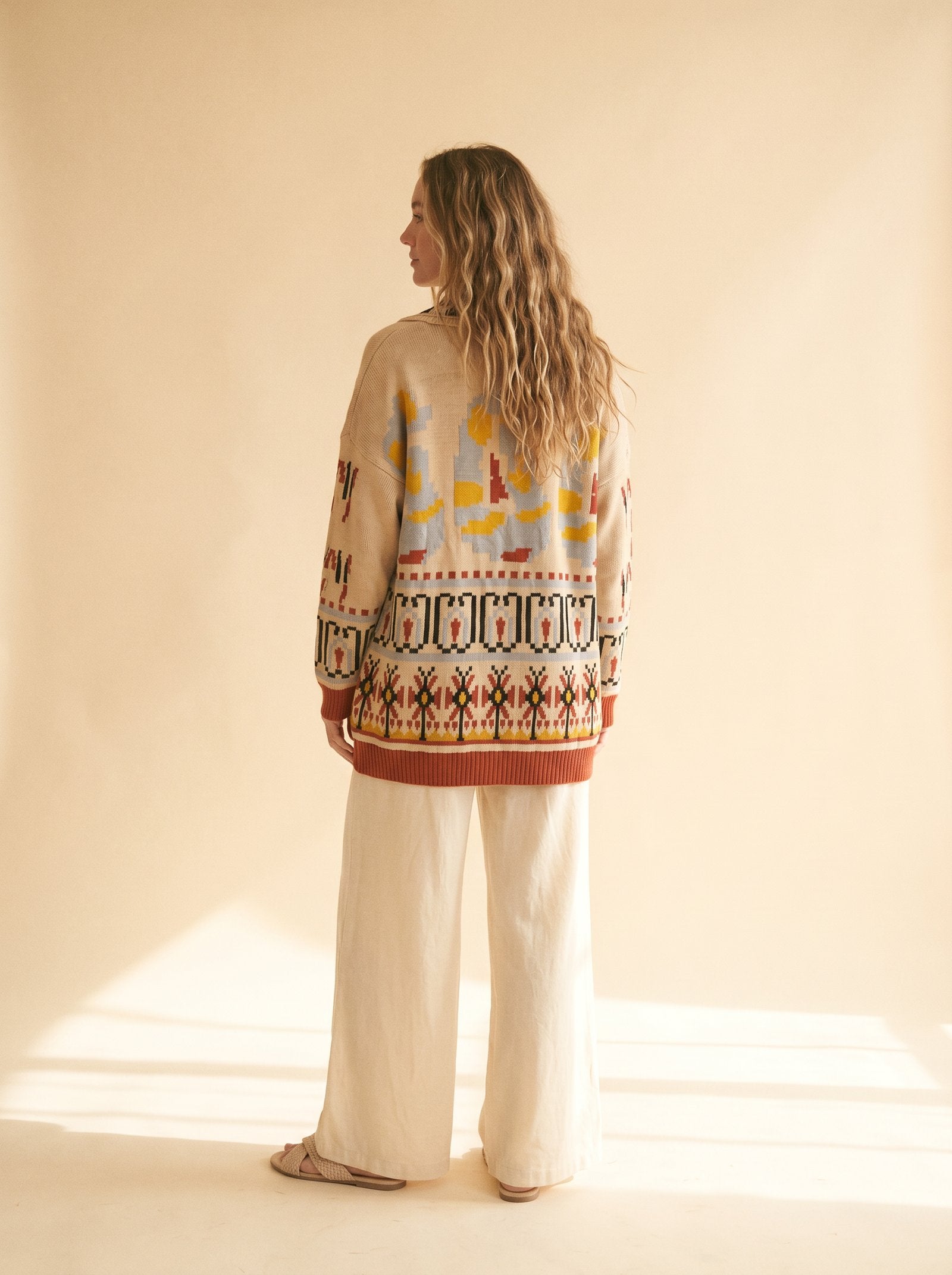 Cardigan FRIDA de KOKORO en tejido crema con motivos geometricos en negro, terracota y celeste (vista 3)