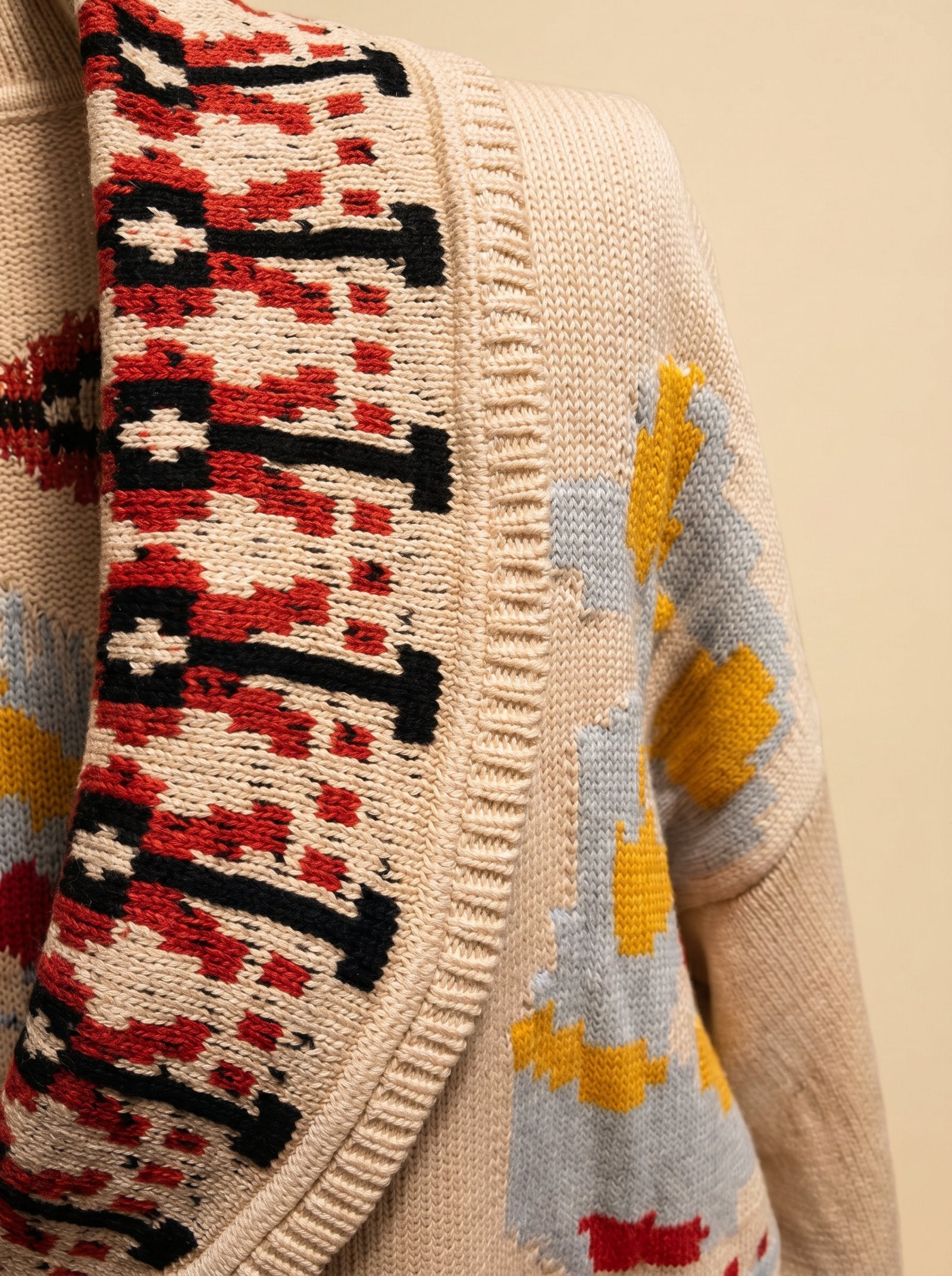 Cardigan FRIDA de KOKORO en tejido crema con motivos geometricos en negro, terracota y celeste (vista 4)